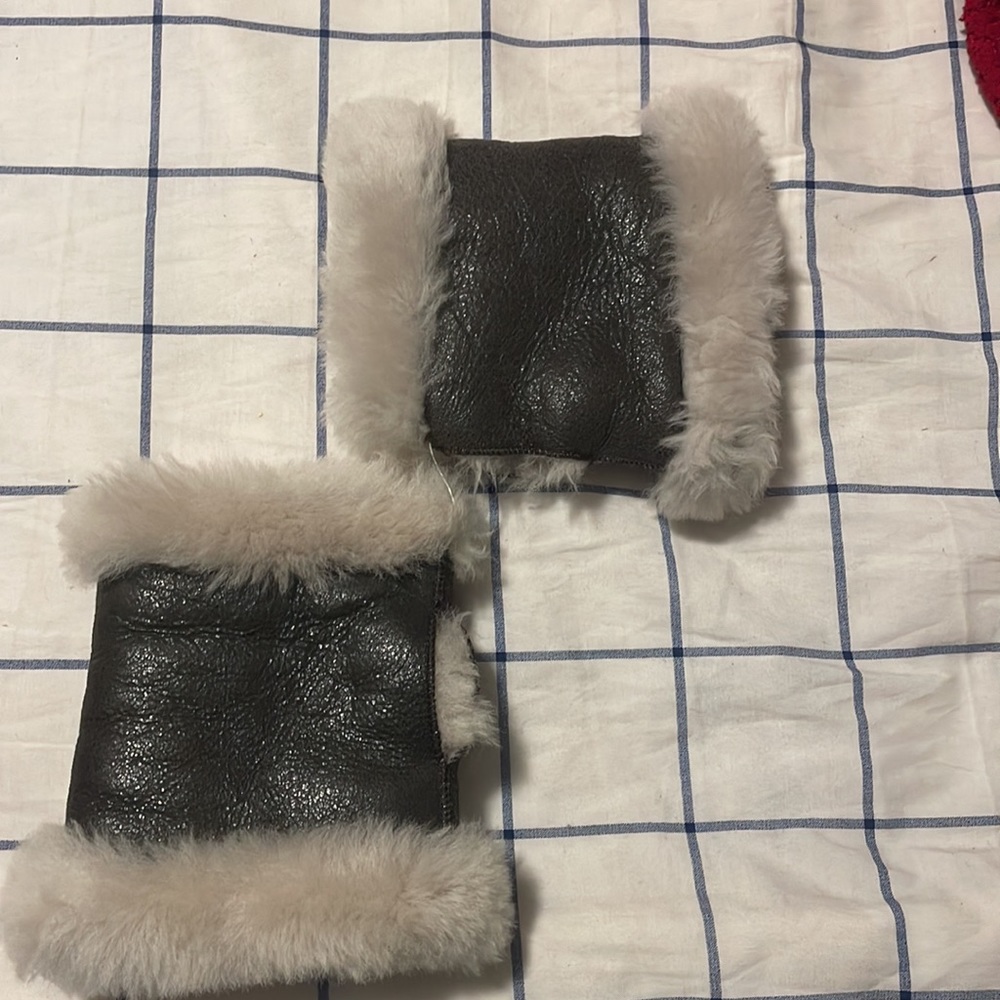OVERLAND Sheepskin Fingerless Gloves